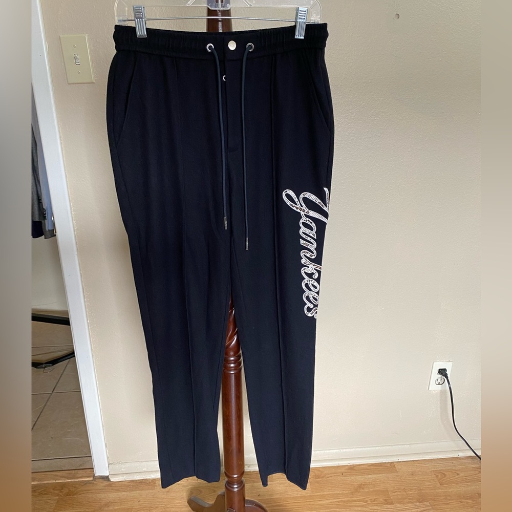 Kith × New York Yankees
Kith/New York Yankees snakeskin logo sweatpants size xs
